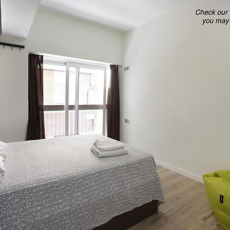 Gracia City Hostel برشلونة المظهر الخارجي الصورة A bedroom at the hotel