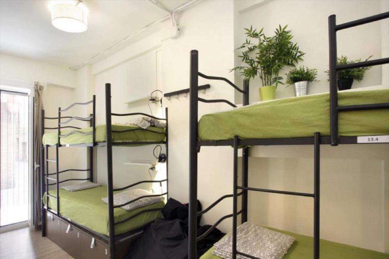 Gracia City Hostel برشلونة المظهر الخارجي الصورة A typical capsule hotel room