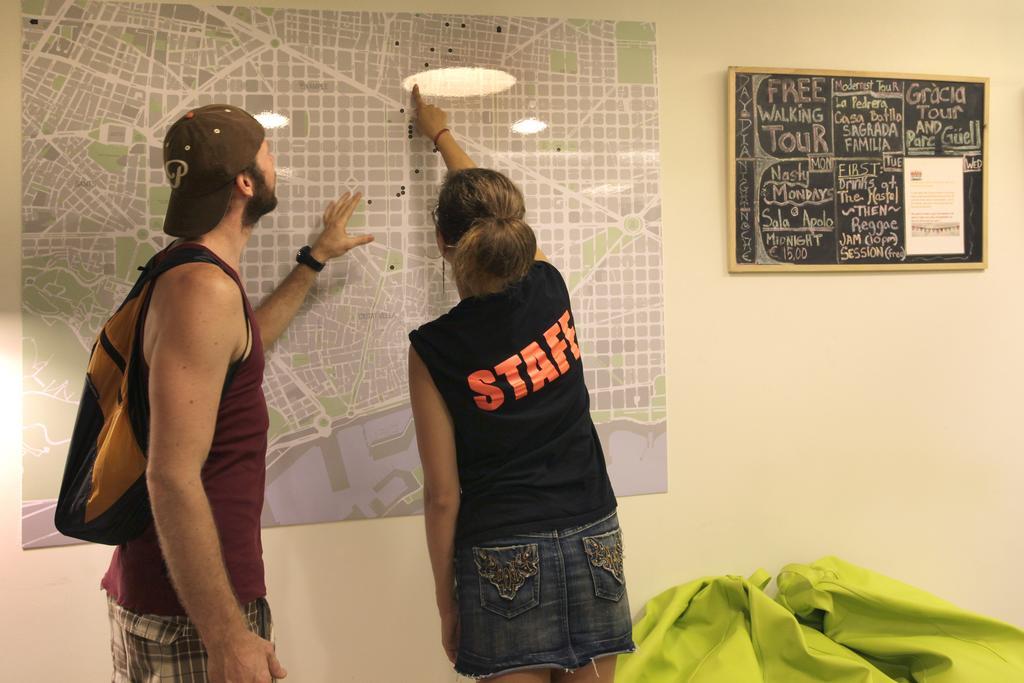 Gracia City Hostel برشلونة المظهر الخارجي الصورة Hostel staff helping a guest with a map