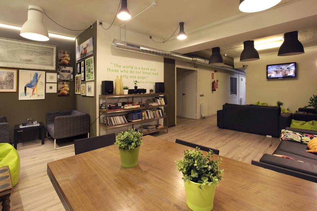 Gracia City Hostel برشلونة المظهر الخارجي الصورة The library