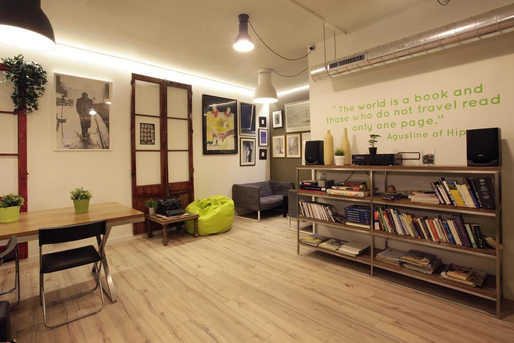 Gracia City Hostel برشلونة المظهر الخارجي الصورة Library