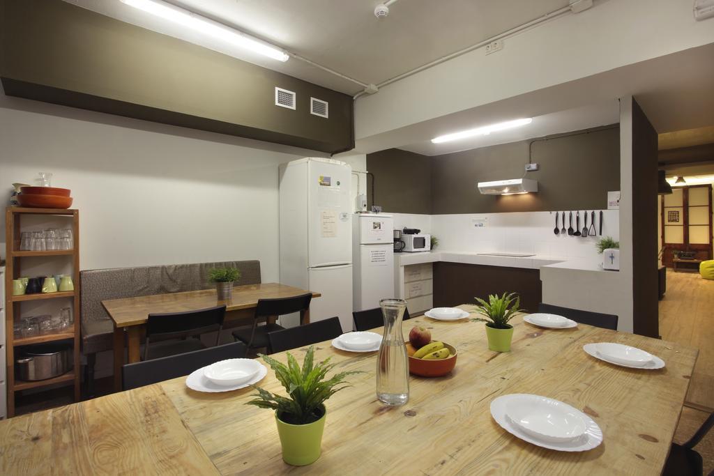 Gracia City Hostel برشلونة المظهر الخارجي الصورة The kitchen in a typical apartment