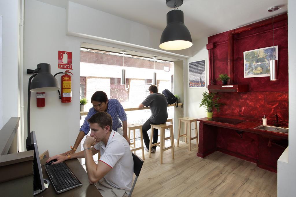 Gracia City Hostel برشلونة المظهر الخارجي الصورة The interior of the library