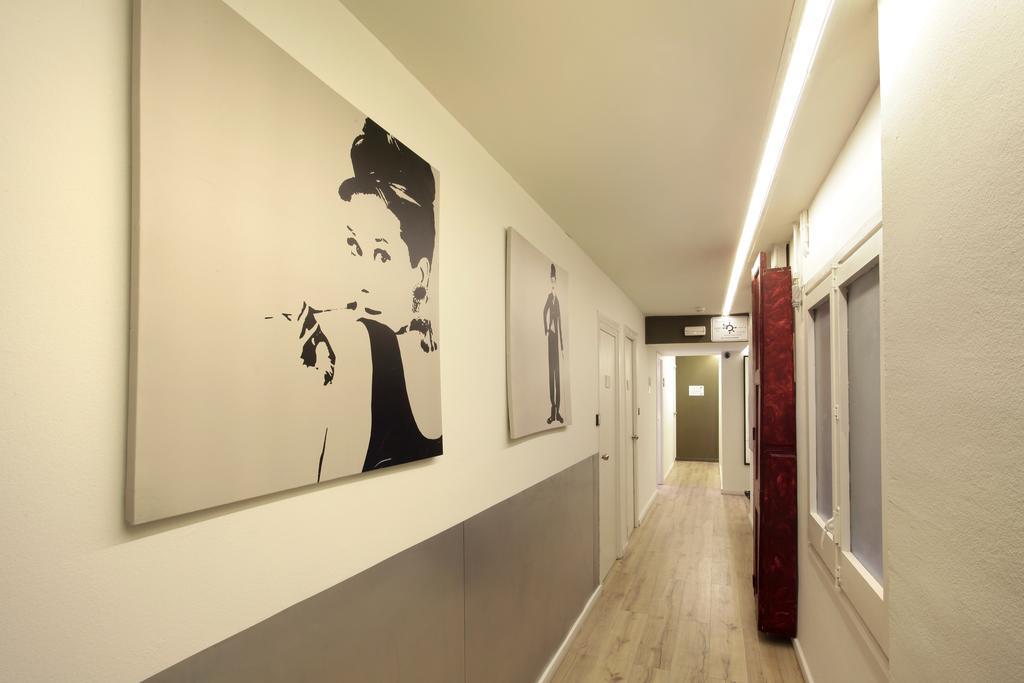 Gracia City Hostel برشلونة المظهر الخارجي الصورة Interior of the building