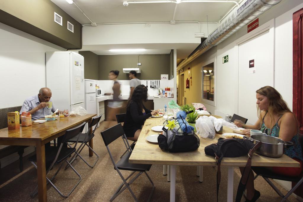 Gracia City Hostel برشلونة المظهر الخارجي الصورة The kitchen at the hostel