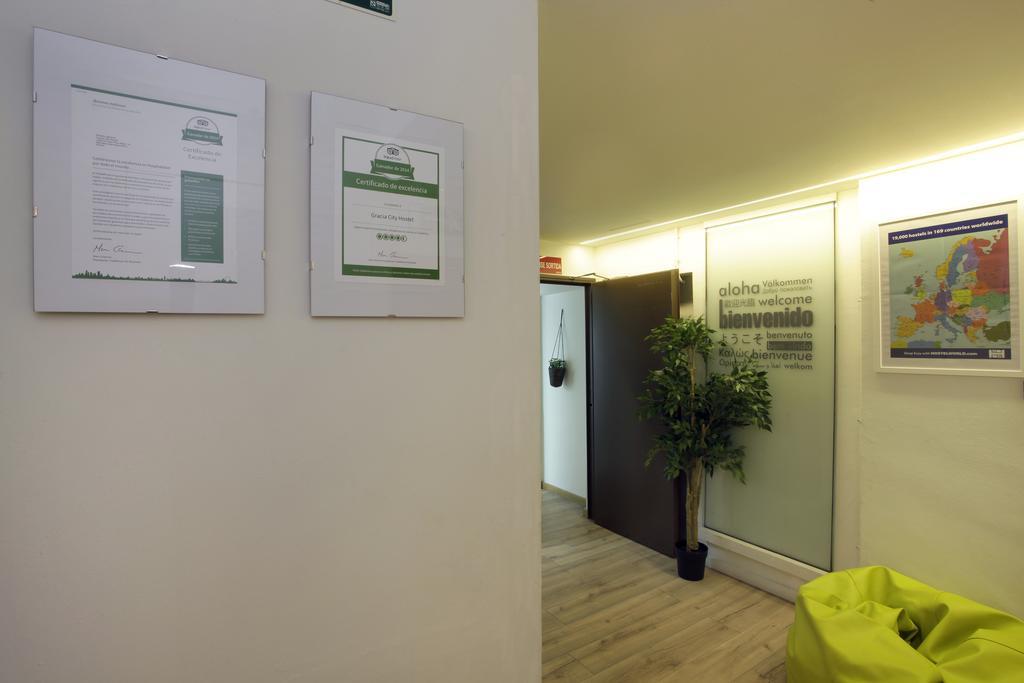 Gracia City Hostel برشلونة المظهر الخارجي الصورة The reception area of the clinic