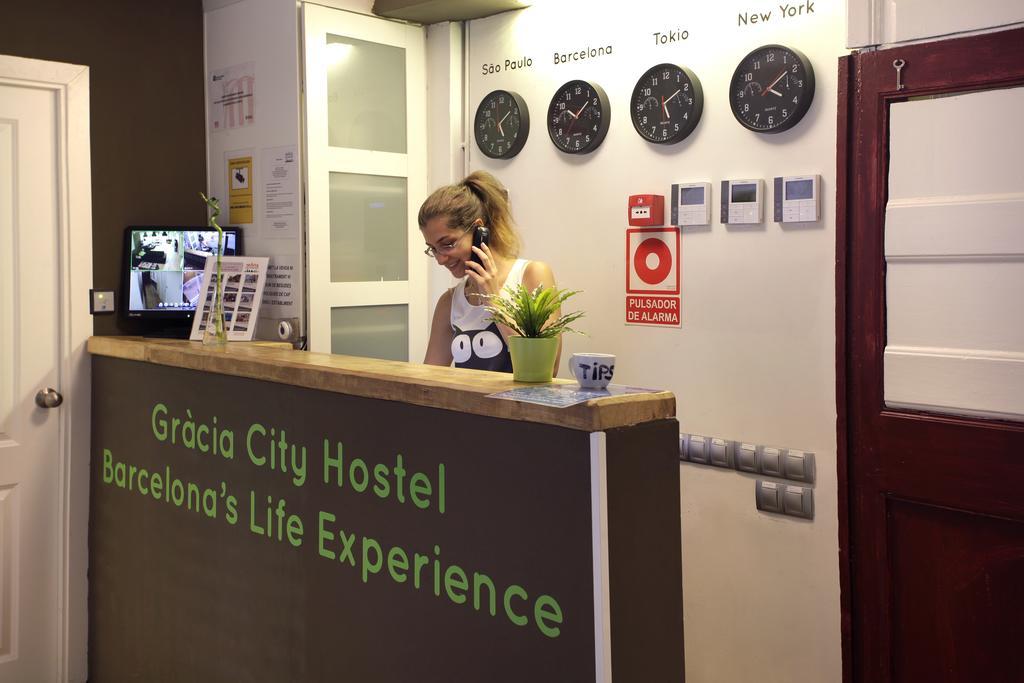 Gracia City Hostel برشلونة المظهر الخارجي الصورة Reception desk at a hostel in Barcelona, Spain