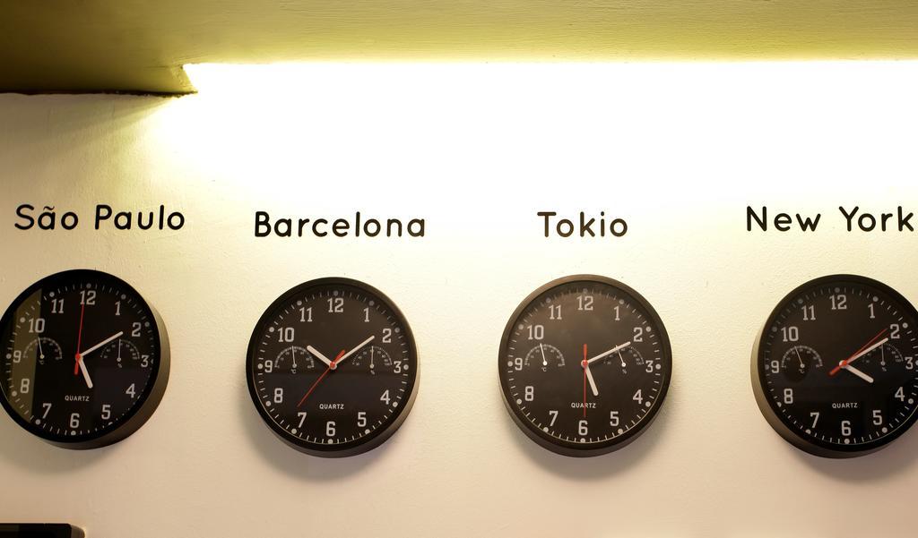 Gracia City Hostel برشلونة المظهر الخارجي الصورة Clocks showing the time in São Paulo, Barcelona, Tokyo and New York