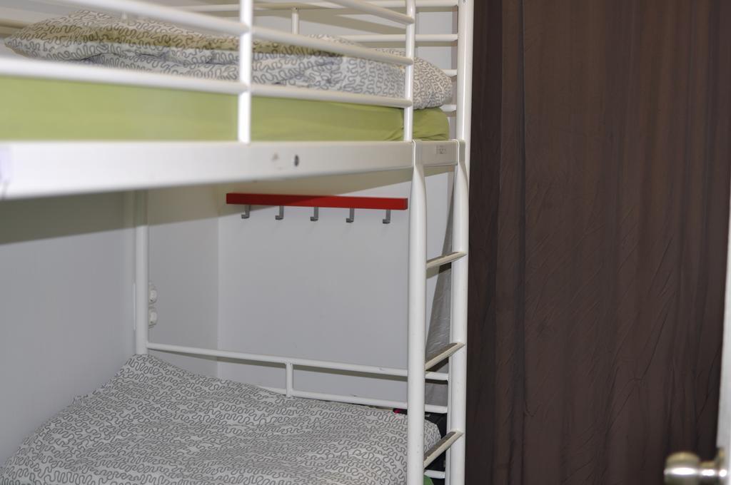 Gracia City Hostel برشلونة المظهر الخارجي الصورة A bunk bed with a ladder