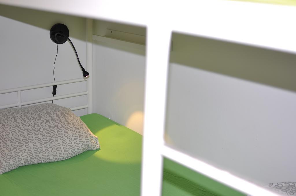 Gracia City Hostel برشلونة المظهر الخارجي الصورة A microphone on a computer