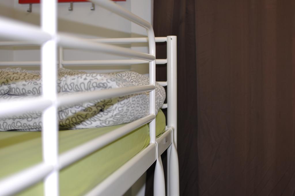 Gracia City Hostel برشلونة المظهر الخارجي الصورة A cot