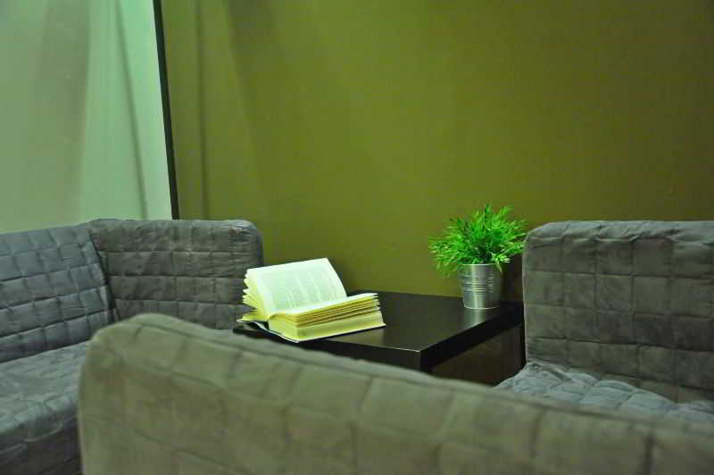 Gracia City Hostel برشلونة المظهر الخارجي الصورة A room at the library