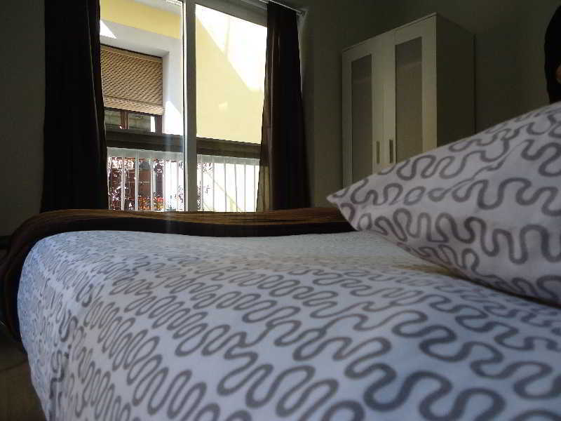 Gracia City Hostel برشلونة المظهر الخارجي الصورة A bed