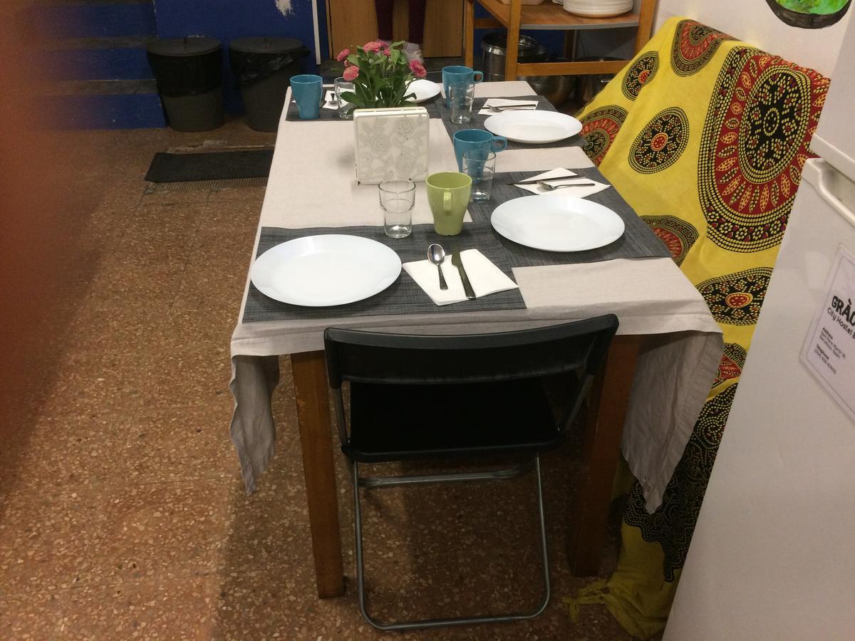 Gracia City Hostel برشلونة المظهر الخارجي الصورة A table set for a meal
