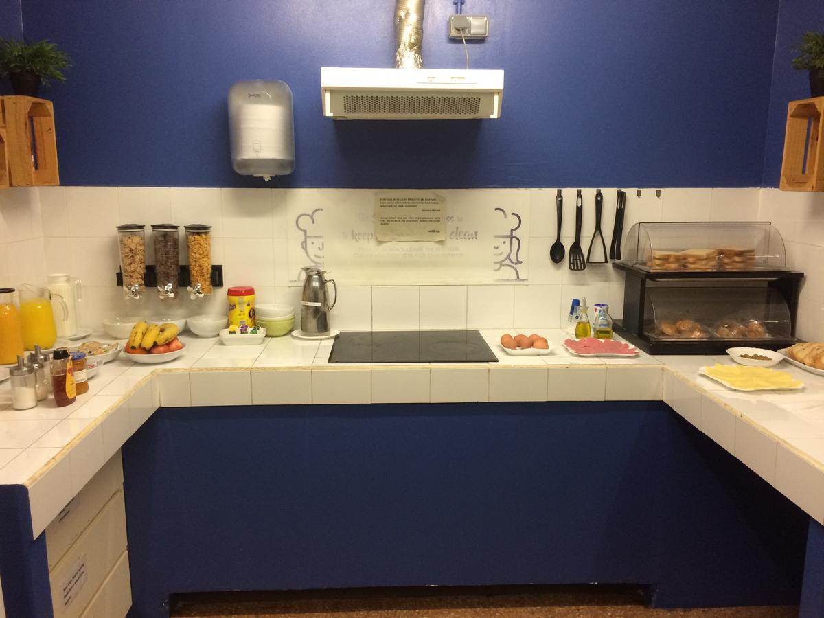 Gracia City Hostel برشلونة المظهر الخارجي الصورة A typical kitchen at a hostel