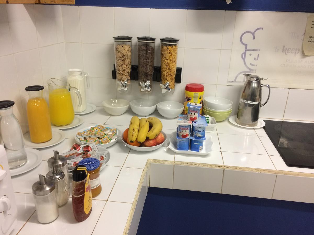 Gracia City Hostel برشلونة المظهر الخارجي الصورة A typical breakfast buffet