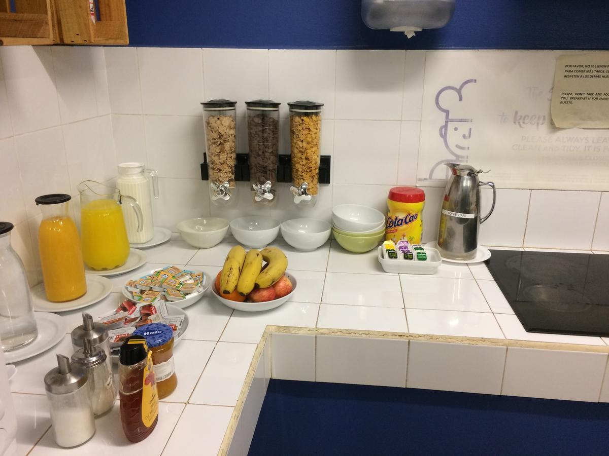 Gracia City Hostel برشلونة المظهر الخارجي الصورة A typical breakfast buffet