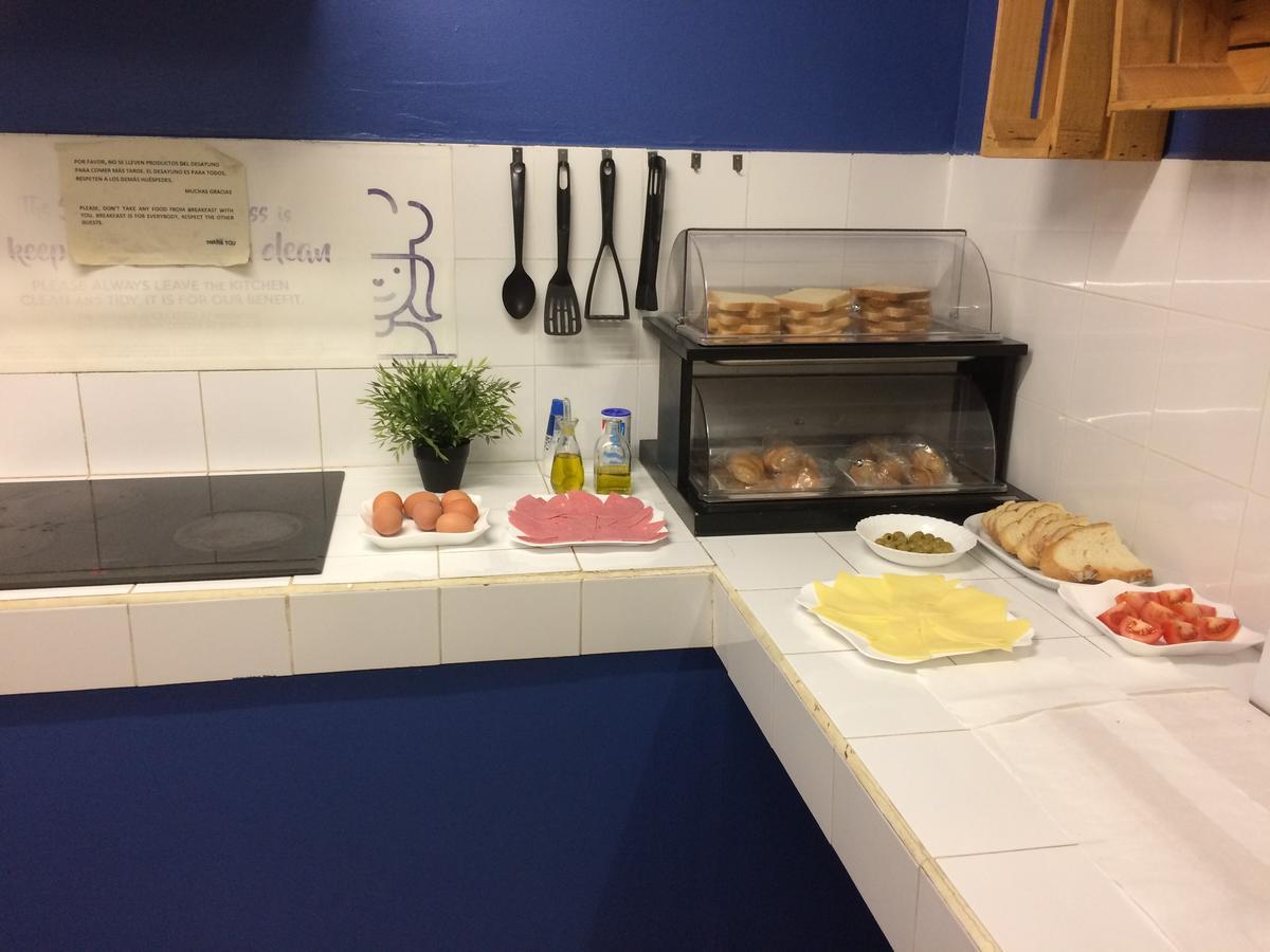 Gracia City Hostel برشلونة المظهر الخارجي الصورة A typical kitchen at a hostel