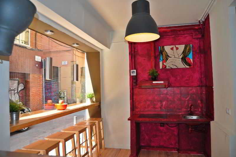 Gracia City Hostel برشلونة المظهر الخارجي الصورة A kitchen in a micro apartment