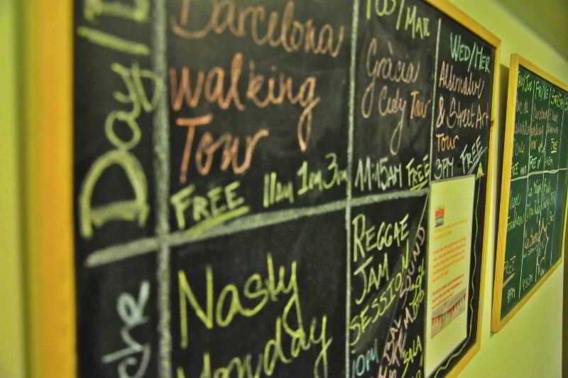 Gracia City Hostel برشلونة المظهر الخارجي الصورة A blackboard at the hostel
