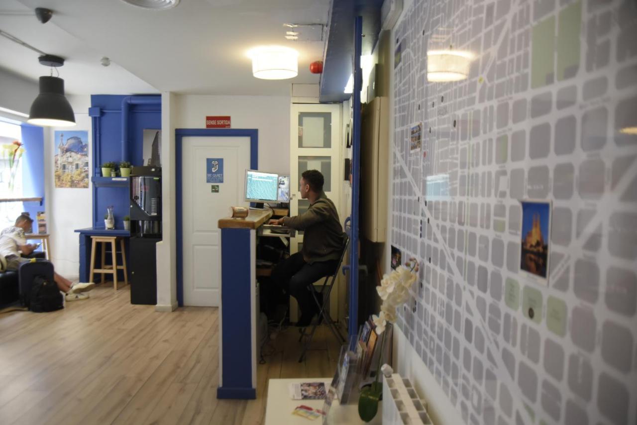 Gracia City Hostel برشلونة المظهر الخارجي الصورة The reception area of the hostel