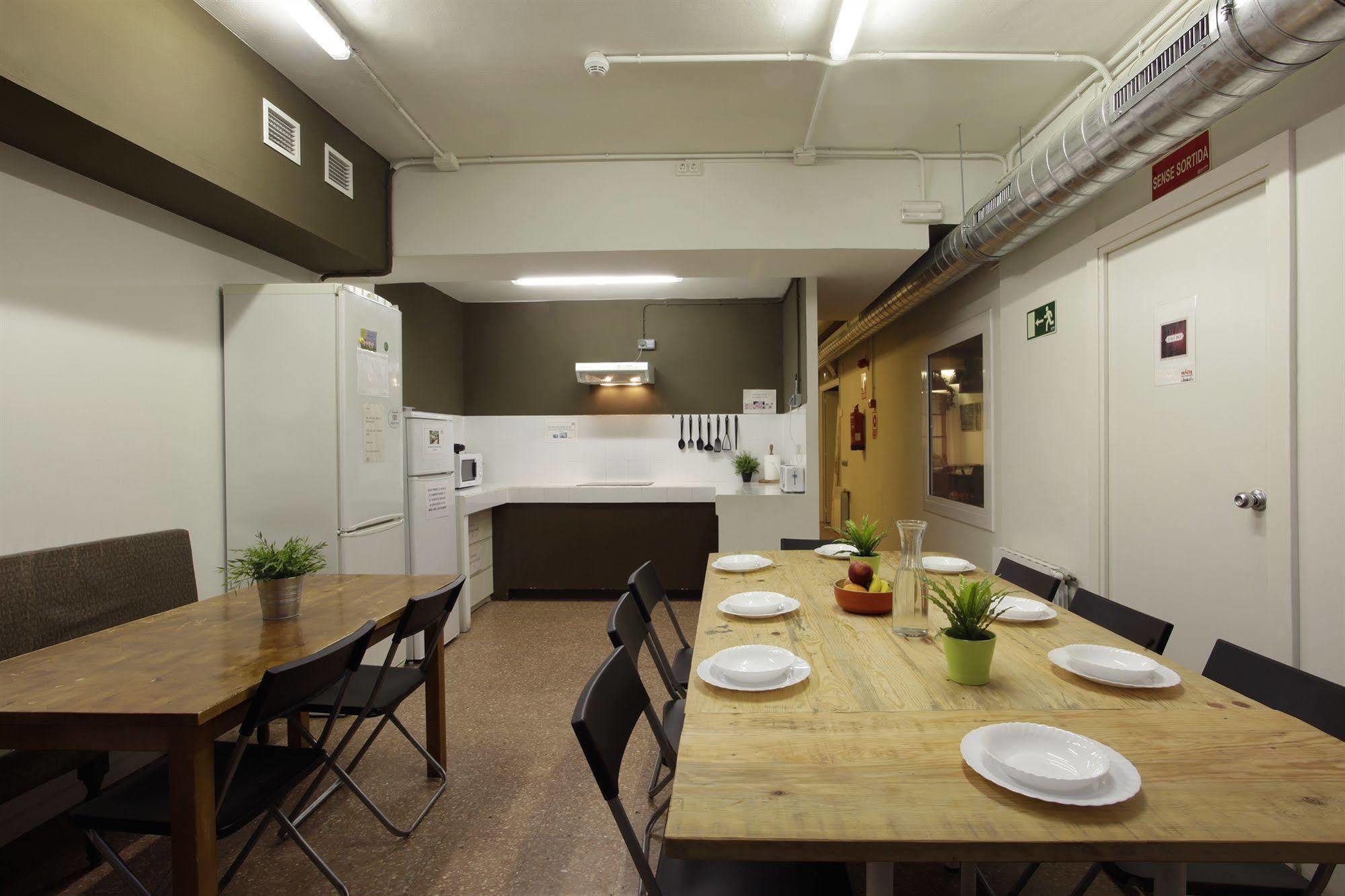 Gracia City Hostel برشلونة المظهر الخارجي الصورة The kitchen and dining room at the new hostel