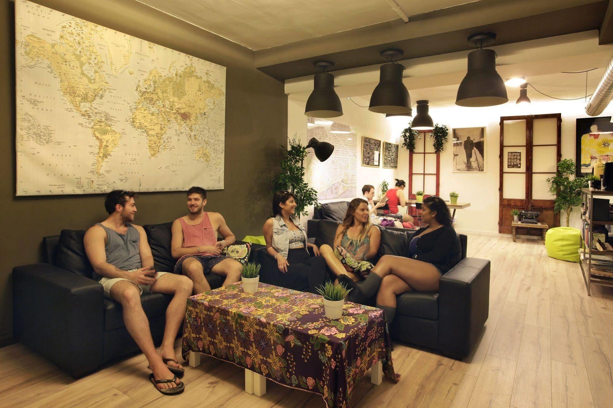 Gracia City Hostel برشلونة المظهر الخارجي الصورة Hostel in Athens, Greece