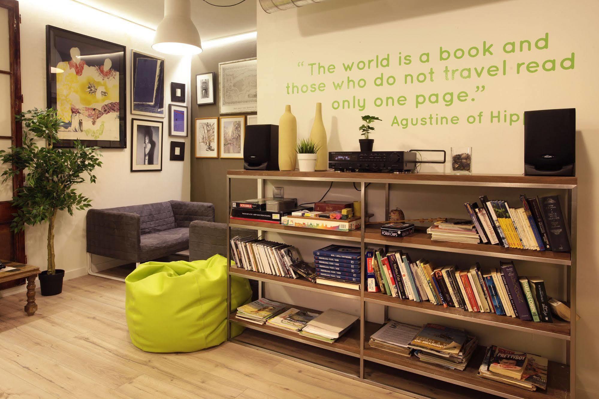 Gracia City Hostel برشلونة المظهر الخارجي الصورة Library