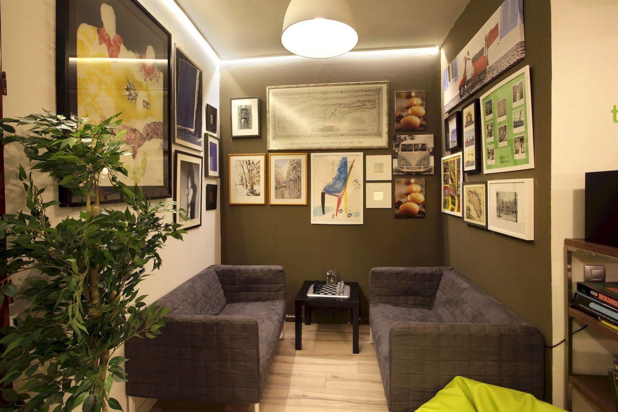 Gracia City Hostel برشلونة المظهر الخارجي الصورة The waiting room of a dental practice