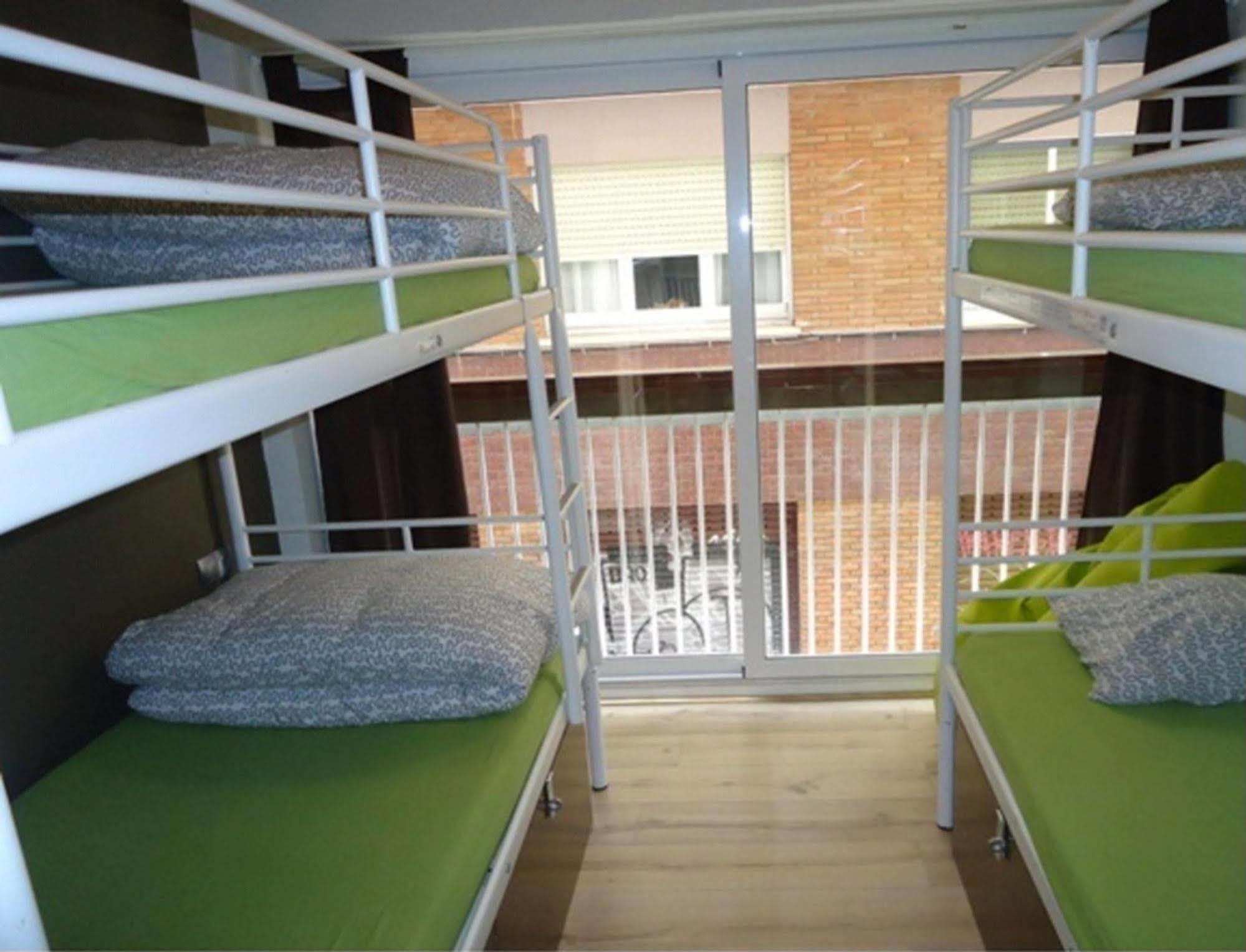 Gracia City Hostel برشلونة المظهر الخارجي الصورة A bunk room at the hotel