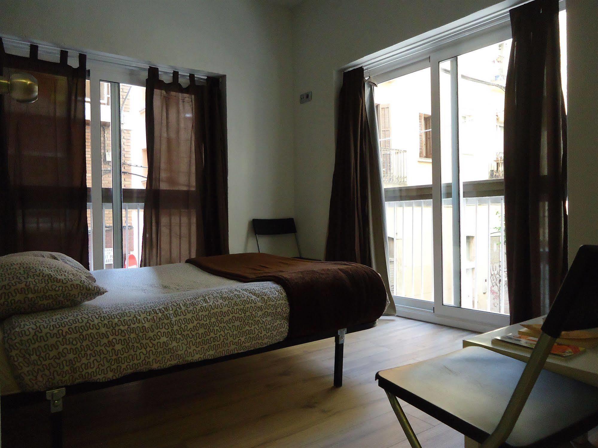 Gracia City Hostel برشلونة المظهر الخارجي الصورة A bedroom in a typical apartment