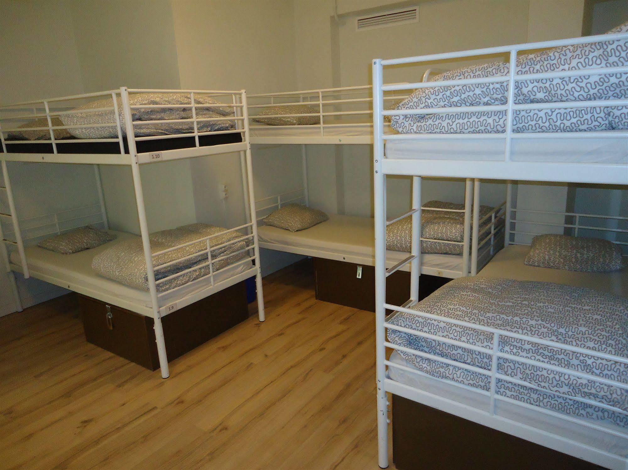 Gracia City Hostel برشلونة المظهر الخارجي الصورة A typical hostel room
