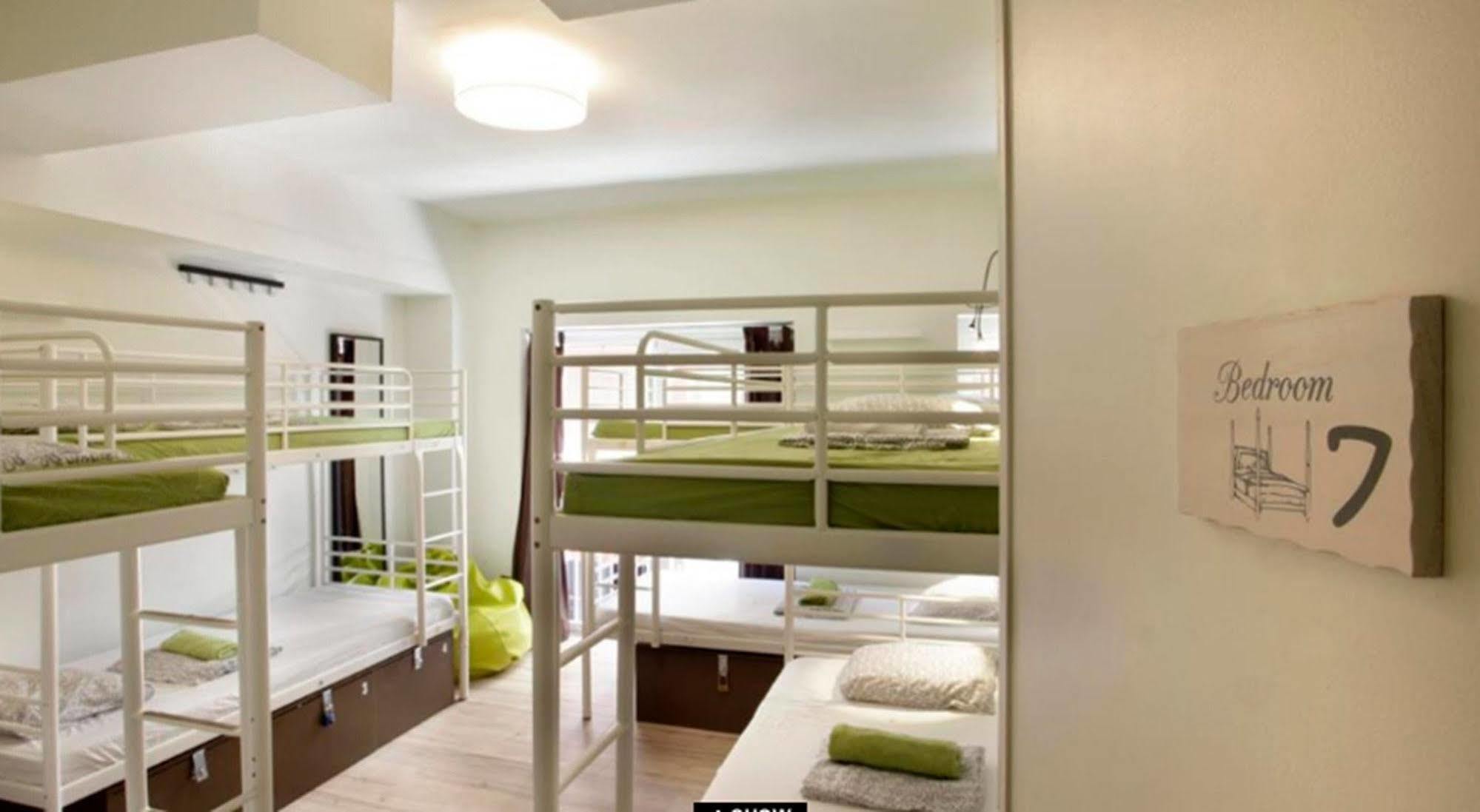 Gracia City Hostel برشلونة المظهر الخارجي الصورة Hostel room in Barcelona, Spain