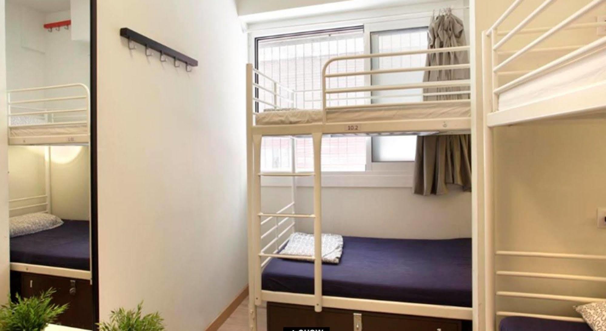 Gracia City Hostel برشلونة المظهر الخارجي الصورة A capsule hotel room in Japan