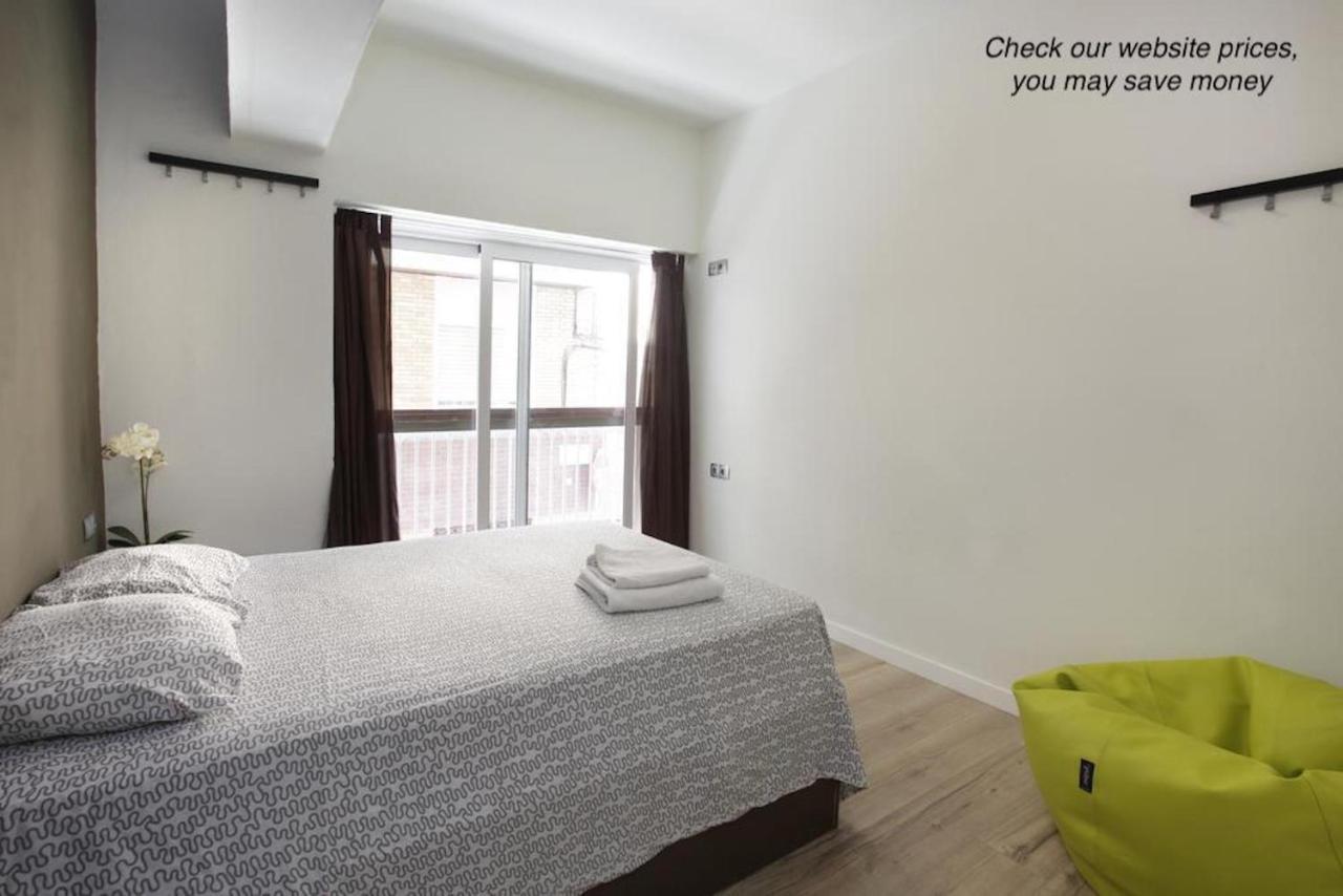 Gracia City Hostel برشلونة المظهر الخارجي الصورة A bedroom at the hotel